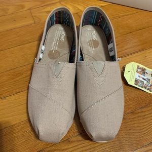 NEW Toms Women’s Classic Canvas - Size 8